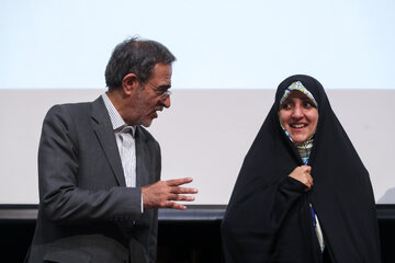 زهرا بهروزآذر، معاون امور زنان و خانواده رییس جمهور و علی منتظری، رییس جهاد دانشگاهی در مراسم افتتاحیه کنگره بین‌المللی رویان