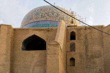 مرمت گنبد مسجد تاریخی شیخ لطف‌الله که از سال ۱۳۹۷ شروع شده، طبق نظریه کارشناسان با اشتباه و خطا همراه بوده است.