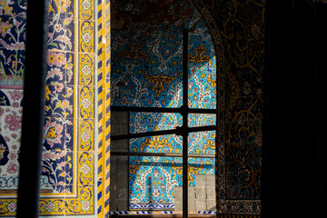 استفاده از ملات غیر اصولی در مرمت مسجد تاریخی سید اصفهان و ریزش تدریجی کاشی‌های آن نمای این مسجد را از بین برده و باعث آسیب به جداره‌های آن شده است. 