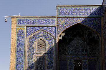 نمای بیرونی مسجد شیخ لطف‌الله با کاشی‌کاری‌های ظریف و نقوش اسلیمی و هندسی، از شاخص‌ترین جلوه‌های تزئینی معماری دوره صفوی است که با نصب غیر اصولی دوربین‌های مدار بسته جلوه بصری نامناسبی در این بنای تاریخی ایجاد کرده است.