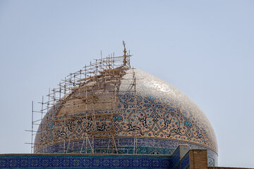 مرمت گنبد مسجد تاریخی شیخ لطف‌الله که از سال ۱۳۹۷ شروع شده، طبق نظریه کارشناسان  این مرمت با اشتباه و خطا همراه بوده است.