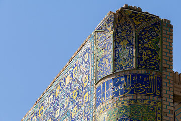 بخشی از کاشی‌ها و بدنه اصلی ورودی و قسمت ایوان مسجد تاریخی امام(ره) در زمان قاجار با زلزله‌ای که اصفهان را لرزاند، تخریب شدند که با دستور محمدشاه قاجار فقط کاشی‌های ریخته شده بر جای خود چسبانده شد، حالا پس از گذشت بیش از 200 سال هنوز سازمان میراث فرهنگی نسبت به مرمت این آسیب‌ها اقدامی نکرده است.