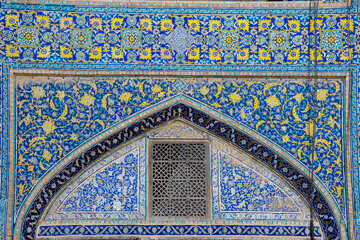  کابل‌های برق در مسجد تاریخی امام (ره) نه تنها آشفتگی بصری در این محوطه جهانی ایجاد کرده بلکه به مرور زمان باعث ایجاد آسیب به کاشی ‌کاری‌های مسجد تاریخی امام(ره) شده است.