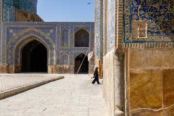 در اثر بی‌توجهی به حفظ و نگهداری، بخشی از  کاشی‌های مسجد تاریخی امام(ره) ریزش کرده است. 