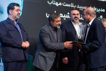 تقدیر از صنعتگران برتر استان در گرامیداشت روز ملی صنعت و معدن - قم