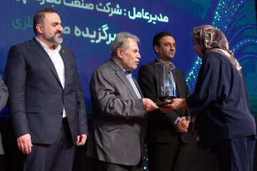 تقدیر از صنعتگران برتر استان در گرامیداشت روز ملی صنعت و معدن - قم