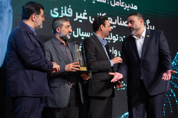 تقدیر از صنعتگران برتر استان در گرامیداشت روز ملی صنعت و معدن - قم