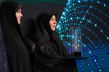 تقدیر از صنعتگران برتر استان در گرامیداشت روز ملی صنعت و معدن - قم