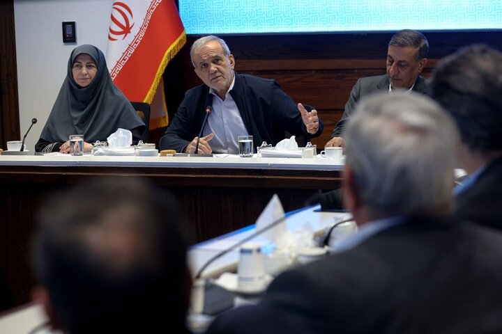 پزشکیان: با فعالیتهای شفاف محیط زیستی، رویکردهای امنیتی در این حوزه زدوده خواهد شد پزشکیان: با فعالیتهای شفاف محیط زیستی، رویکردهای امنیتی در این حوزه زدوده خواهد شد