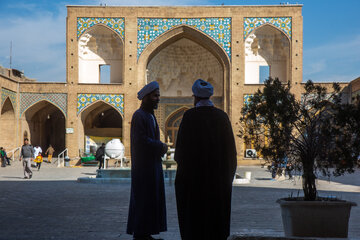مسجد جامع شهر قم واقع در بافت تاریخی و محل آذر واقع شده که بیشترین فعالیت و زنده بودن این مسجد به دلیل وجود قطب های زیارتی در شهر قم، در زمان اعتکاف است.