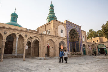 امامزاده شاه حمزه یکی از بقاع متبرک و آثار تاریخی ارزشمند قم در محله آذر واقع شده است. نمای گنبد این مکان با ارتفاع حدود ۱۰ متر و فرم حلزونی که با کاشی‌های آبی پوشیده شده نمونه‌ای کم نظیر در معماری اسلامی است.