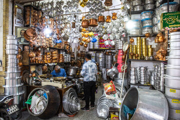 در بازار قدیمی قم برخی مشاغل سنتی همچنان مشغول به فعالیت هستند و وجود این مشاغل به زیبایی این بازار افزوده است.