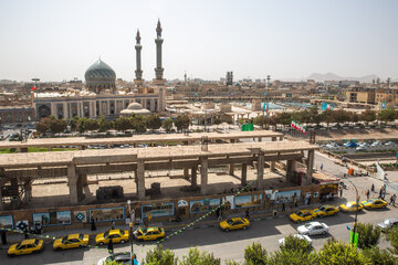 پروژه مونوریل قم که از سال 1388 در این شهر آغاز شد، به دلیل عوامل اقتصادی، مدیریتی، فنی و حقوقی به طور کامل متوقف شد. این پروژه که به واسطه دریافت قطار شهری مترو به قم تحمیل شد، به واسطه روزهای توقف طرح و به پایان نرسیدن پروژه متحمل جریمه به پیمانکار بود که اخیرا قرارداد با شرکت پیمانکار لغو شده است.