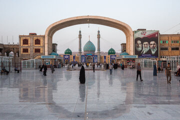 مسجد مقدس جمکران که به اذن امام زمان(عج) ساخته شده است و میعادگاه منتظران مهدی موعود(عج) است.
