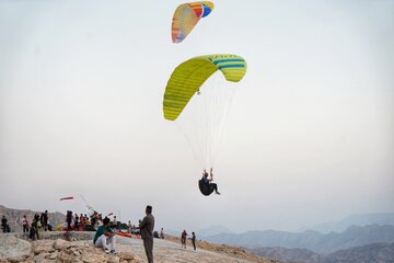 پرواز پاراگلایدر ها در کوه بهمرد شهرستان دشتستان - بوشهر