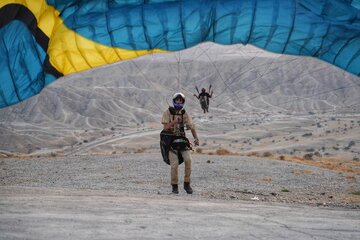 پرواز پاراگلایدر ها در کوه بهمرد شهرستان دشتستان - بوشهر