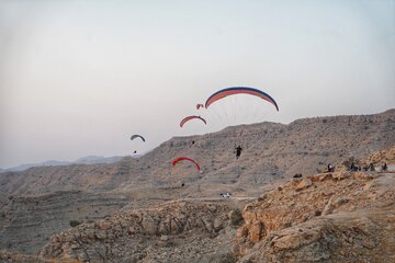 پرواز پاراگلایدر ها در کوه بهمرد شهرستان دشتستان - بوشهر