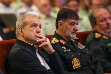 مسعود پزشکیان، رییس جمهور و احمدرضا رادان، فرمانده کل انتظامی جمهوری اسلامی ایران در مراسم گشایش نخستین دبیرستان هوشمند پلیس