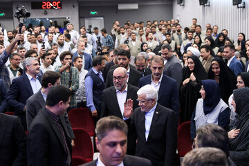 حسین دهقان، رئیس بنیاد مستضعفان و محمدرضا عارف، معاون اول رئيس جمهور در دومین جشنواره توانمد‌سازی و کار آفرینی علوی