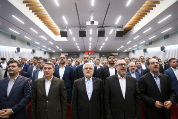 حسین دهقان، رئیس بنیاد مستضعفان و محمدرضا عارف، معاون اول رئيس جمهور در دومین جشنواره توانمد‌سازی و کار آفرینی علوی