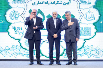 حسین دهقان، رئیس بنیاد مستضعفان و محمدرضا عارف، معاون اول رئيس جمهور در دومین جشنواره توانمد‌سازی و کار آفرینی علوی