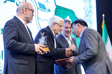 حسین دهقان، رئیس بنیاد مستضعفان و محمدرضا عارف، معاون اول رئيس جمهور در دومین جشنواره توانمد‌سازی و کار آفرینی علوی