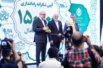 حسین دهقان، رئیس بنیاد مستضعفان و محمدرضا عارف، معاون اول رئيس جمهور در دومین جشنواره توانمد‌سازی و کار آفرینی علوی