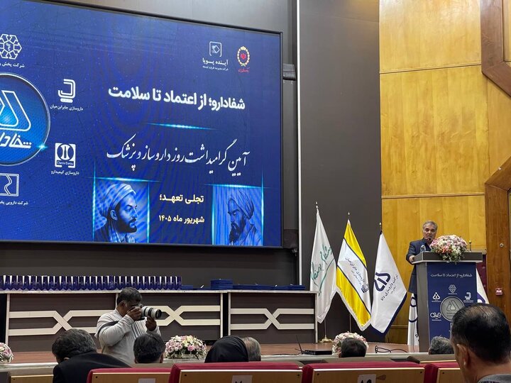 عضو کمیسیون بهداشت: پزشکان و داروسازان مظهر مقاومت و صلابت ملی هستند