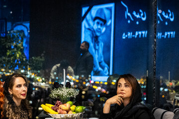 کمند امیر سلیمانی در مراسم چهلمین روز درگذشت اکبر عبدی