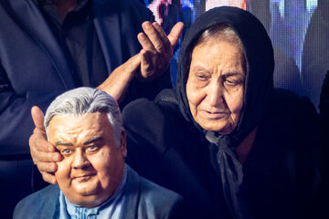  مادر مرحوم اکبر عبدی در مراسم چهلمین روز درگذشت فرزندش
