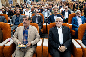 محمد رضا عارف و محمدرضا باهنر در همایش جایزه ملی شهید باهنر