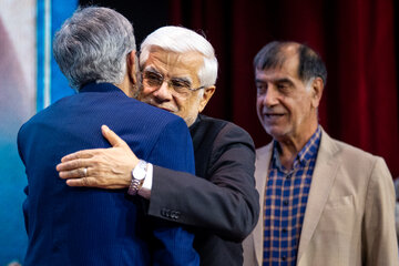 محمد رضا عارف، غلامعلی حداد عادل و محمدرضا باهنر در همایش جایزه ملی شهید باهنر