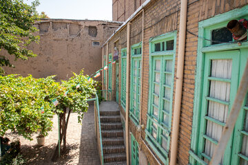 خانه تاریخی شهیدان دهنوی از بناهای دوره پهلوی دوم در محله پایین‌خیابان مشهد است که در دو جبهه شمالی و جنوبی و در دو طبقه ساخته شده است. حاج رجب‌علی دهنوی حدود ۷۵ سال پیش این خانه را خریداری کرد. خانواده دهنوی سه شهید به نام‌های علی‌اکبر دهنوی، محمدرضا دهنوی و حسین دهنوی و دو فرزند جانباز دارد. بخشی از این خانه برای حفظ یاد و خاطره شهدا به موزه اختصاص یافته است.