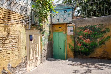 خانه تاریخی شهیدان دهنوی از بناهای دوره پهلوی دوم در محله پایین‌خیابان مشهد است که در دو جبهه شمالی و جنوبی و در دو طبقه ساخته شده است. حاج رجب‌علی دهنوی حدود ۷۵ سال پیش این خانه را خریداری کرد. خانواده دهنوی سه شهید به نام‌های علی‌اکبر دهنوی، محمدرضا دهنوی و حسین دهنوی و دو فرزند جانباز دارد. بخشی از این خانه برای حفظ یاد و خاطره شهدا به موزه اختصاص یافته است.