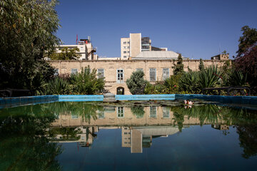 خانه تاریخی ملک از بناهای اواخر دوره قاجار در خیابان امام خمینی مشهد و محل سکونت حاج حسین ملک، واقف و نیکوکار شناخته‌شده خراسان، بوده است. این بنا از نمونه‌های معماری دوره گذار به شمار می‌رود و ترکیبی از معماری سنتی ایران و عناصر معماری اروپایی در آن دیده می‌شود. بخش باقی‌مانده خانه شامل بنایی دو طبقه با تالار پذیرایی، سقف چوبی منبت‌کاری‌شده و شومینه گچ‌بری‌شده است. خانه ملک در سال ۱۳۷۷ در فهرست آثار ملی ایران ثبت شد و اکنون به فعالیت‌های فرهنگی و هنری اختصاص دارد.