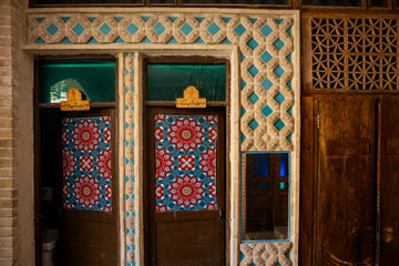 خانه تاریخی احمدیان از بناهای دوره پهلوی اول در محله پایین‌خیابان مشهد است که در دو طبقه و در یک جبهه از حیاط ساخته شده است. سقف چوبی، آجرکاری خفته‌راسته، کاشی‌کاری و تزئینات آجری از ویژگی‌های معماری این بناست. این خانه توسط بنا خسروی، از افراد متمول و شناخته‌شده آن دوره، ساخته شد و بعدها آقای احمدیان، از عمده‌فروشان پارچه و ابریشم، آن را خریداری کرد. مالکیت بنا همچنان در اختیار ورثه احمدیان است. این خانه تاریخی پس از مرمت و تغییر کاربری، اکنون به عنوان کافه‌رستوران مورد استفاده قرار می‌گیرد.