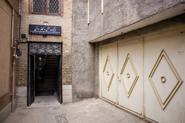 خانه تاریخی روشن در محدوده خیابان خسروی مشهد، بنایی متعلق به اوایل دوره پهلوی اول است که بر اساس اسناد موجود، دست‌کم ۹۰ تا ۹۵ سال قدمت دارد. این خانه مربوط به سال ۱۳۲۴ است و بر اساس اظهارات ورثه، صاحب پیشین بنا در همین خانه متولد شده است. این بنا پیش از مرمت با آسیب‌هایی از جمله ریزش سقف در ساختمان پشتی مواجه بود و عملیات مرمت با هدف حفظ ساختار و ویژگی‌های معماری آن و با کمترین دخل و تصرف انجام شده است. خانه روشن اکنون پس از مرمت، با کاربری کافه‌رستوران و بوتیک‌هتل مورد استفاده قرار می‌گیرد.