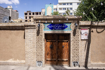 خانه تاریخی احمدیان از بناهای دوره پهلوی اول در محله پایین‌خیابان مشهد است که در دو طبقه و در یک جبهه از حیاط ساخته شده است. سقف چوبی، آجرکاری خفته‌راسته، کاشی‌کاری و تزئینات آجری از ویژگی‌های معماری این بناست. این خانه توسط بنا خسروی، از افراد متمول و شناخته‌شده آن دوره، ساخته شد و بعدها آقای احمدیان، از عمده‌فروشان پارچه و ابریشم، آن را خریداری کرد. مالکیت بنا همچنان در اختیار ورثه احمدیان است. این خانه تاریخی پس از مرمت و تغییر کاربری، اکنون به عنوان کافه‌رستوران مورد استفاده قرار می‌گیرد.