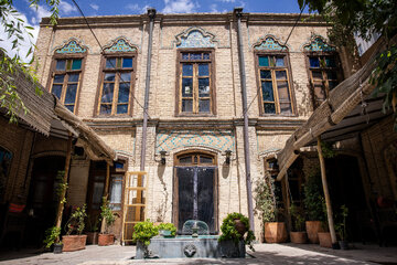خانه تاریخی احمدیان از بناهای دوره پهلوی اول در محله پایین‌خیابان مشهد است که در دو طبقه و در یک جبهه از حیاط ساخته شده است. سقف چوبی، آجرکاری خفته‌راسته، کاشی‌کاری و تزئینات آجری از ویژگی‌های معماری این بناست. این خانه توسط بنا خسروی، از افراد متمول و شناخته‌شده آن دوره، ساخته شد و بعدها آقای احمدیان، از عمده‌فروشان پارچه و ابریشم، آن را خریداری کرد. مالکیت بنا همچنان در اختیار ورثه احمدیان است. این خانه تاریخی پس از مرمت و تغییر کاربری، اکنون به عنوان کافه‌رستوران مورد استفاده قرار می‌گیرد.