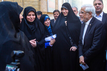 حضور محمد رضا عارف معاون اولی رییس جمهور در گلزار شهدای علی ابن جعفر(ع) در اولین روز سفر به قم