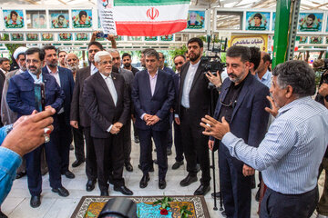 حضور محمد رضا عارف معاون اولی رییس جمهور در گلزار شهدای علی ابن جعفر(ع) در اولین روز سفر به قم