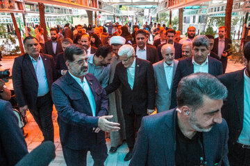 حضور محمد رضا عارف معاون اولی رییس جمهور در گلزار شهدای علی ابن جعفر(ع) در اولین روز سفر به قم