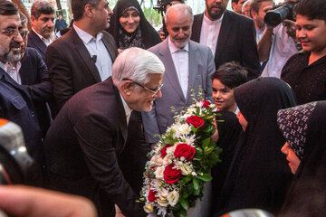 حضور محمد رضا عارف معاون اولی رییس جمهور در گلزار شهدای علی ابن جعفر(ع) در اولین روز سفر به قم
