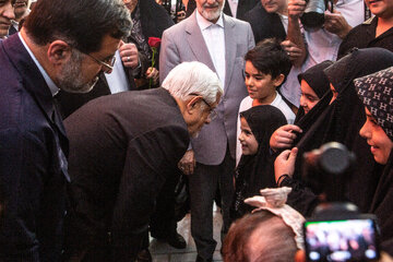 حضور محمد رضا عارف معاون اولی رییس جمهور در گلزار شهدای علی ابن جعفر(ع) در اولین روز سفر به قم