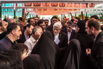 حضور محمد رضا عارف معاون اولی رییس جمهور در گلزار شهدای علی ابن جعفر(ع) در اولین روز سفر به قم
