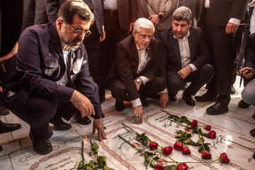 حضور محمد رضا عارف معاون اولی رییس جمهور در گلزار شهدای علی ابن جعفر(ع) در اولین روز سفر به قم