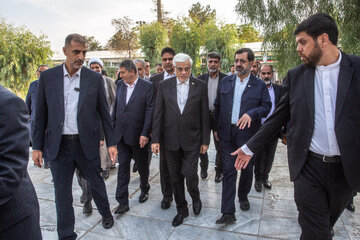 حضور محمد رضا عارف معاون اولی رییس جمهور در گلزار شهدای علی ابن جعفر(ع) در اولین روز سفر به قم