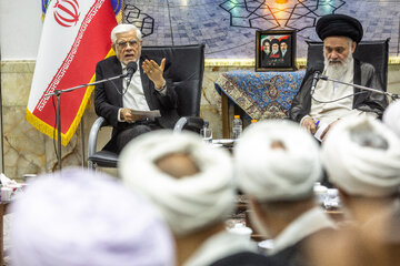 دیدار محمد رضا عارف معاون اول رییس جمهور با اعضای جامعه مدرسین حوزه علمیه قم در اولین روز سفر به قم