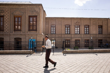 خانه تاریخی ملک از بناهای اواخر دوره قاجار در خیابان امام خمینی مشهد و محل سکونت حاج حسین ملک، واقف و نیکوکار شناخته‌شده خراسان، بوده است. این بنا از نمونه‌های معماری دوره گذار به شمار می‌رود و ترکیبی از معماری سنتی ایران و عناصر معماری اروپایی در آن دیده می‌شود. بخش باقی‌مانده خانه شامل بنایی دو طبقه با تالار پذیرایی، سقف چوبی منبت‌کاری‌شده و شومینه گچ‌بری‌شده است. خانه ملک در سال ۱۳۷۷ در فهرست آثار ملی ایران ثبت شد و اکنون به فعالیت‌های فرهنگی و هنری اختصاص دارد.