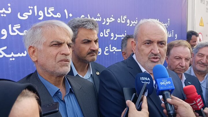 وزیر نیرو: ظرفیت انرژی‌های تجدیدپذیر تا پایان امسال به ۱۲ هزار مگاوات می‌رسد